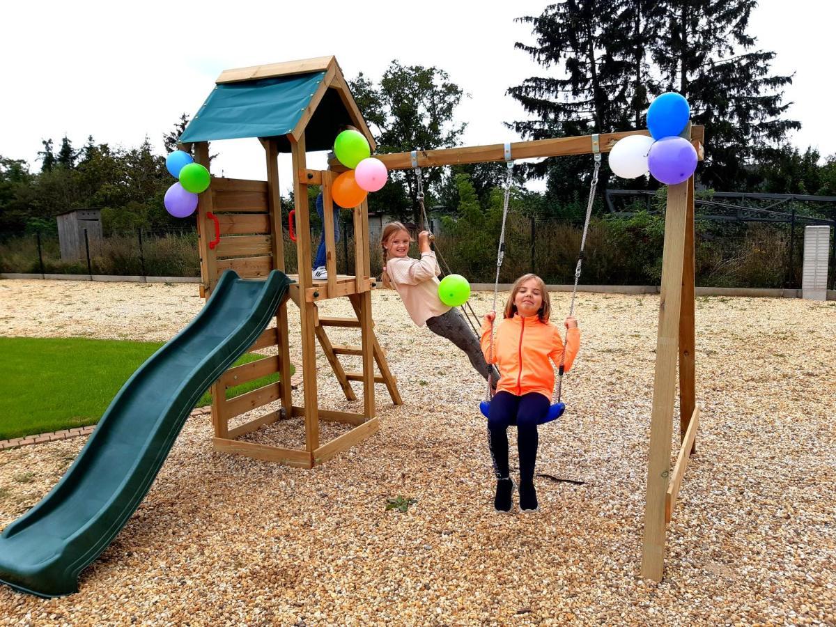 Boutique Odyseja & Spa Ciechocinek Eksteriør bilde Children playing on a swing