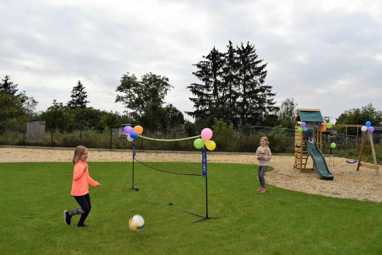 Boutique Odyseja & Spa Ciechocinek Eksteriør bilde Children playing balloon tennis