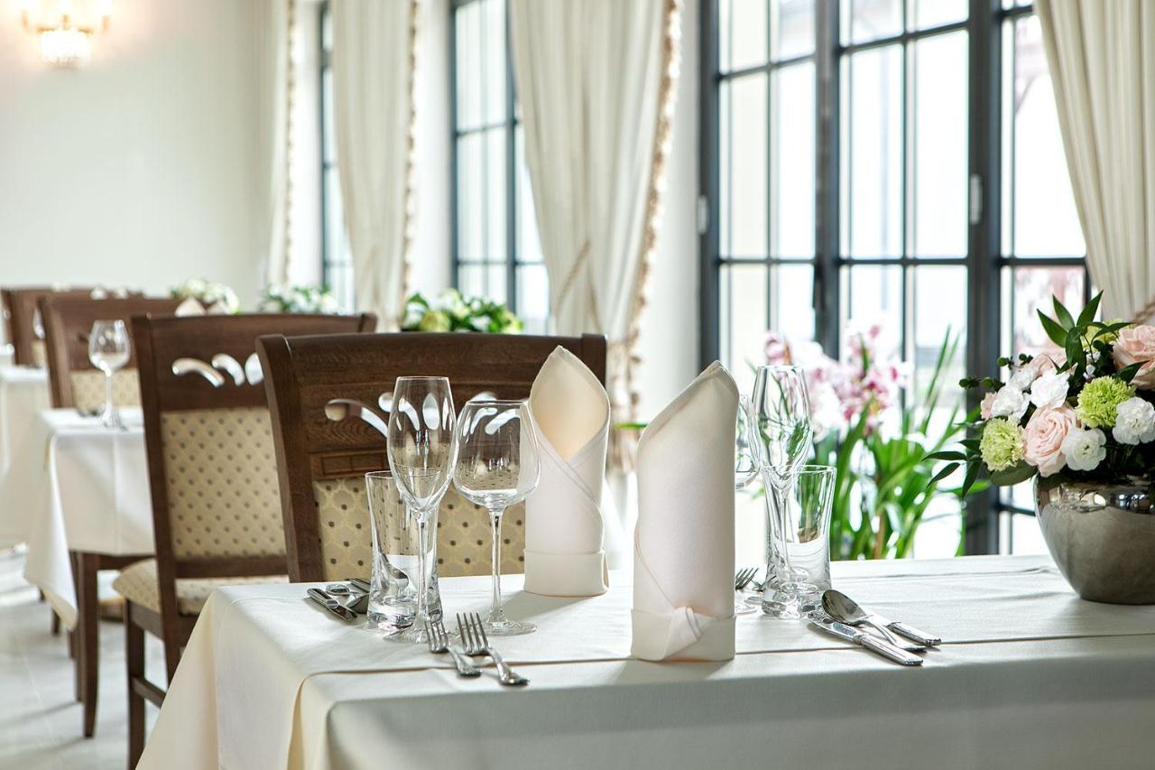 Boutique Odyseja & Spa Ciechocinek Eksteriør bilde A table set for fine dining